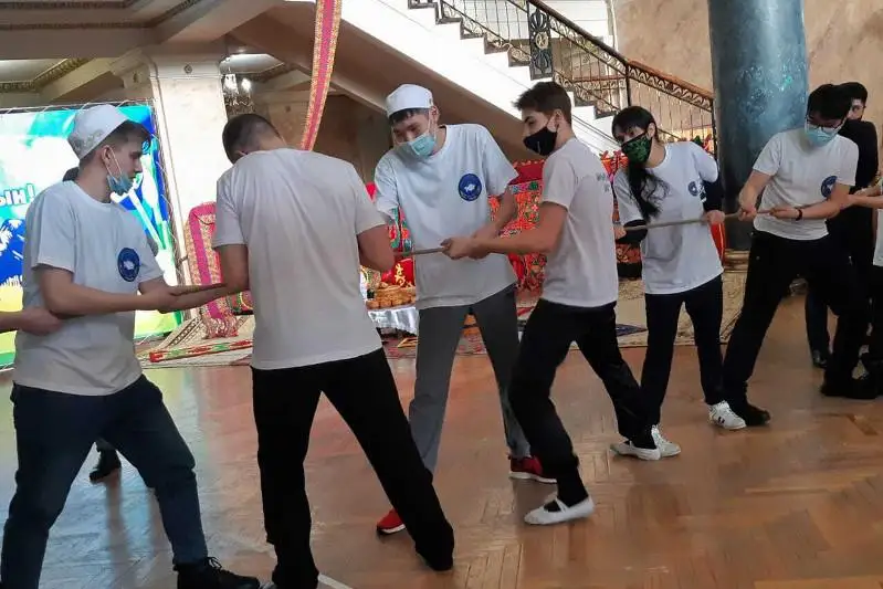 Волонтеры АНК ВКО состязались в национальных играх разных этносов