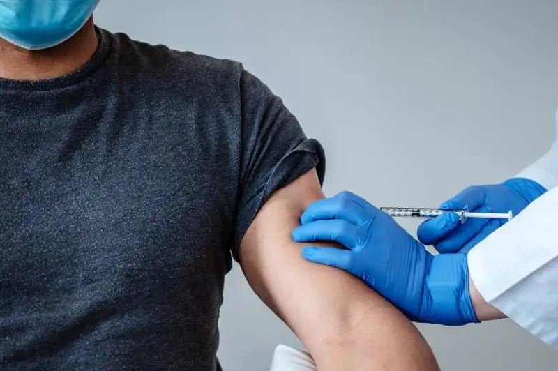 Почти 600 тысяч британцев получили вакцину против коронавируса за прошедшие сутки