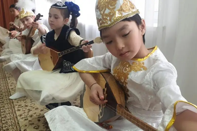 Домбровый кружок для находящихся в трудной жизненной ситуации детей открыли в Павлодаре