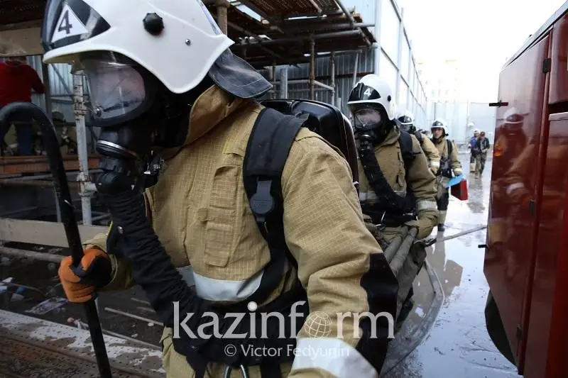 125 человек эвакуировали из многоэтажки из-за горящего магазина в Петропавловске