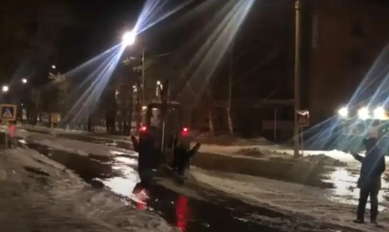 Из-за прорыва водопровода затопило одну из улиц Павлодара