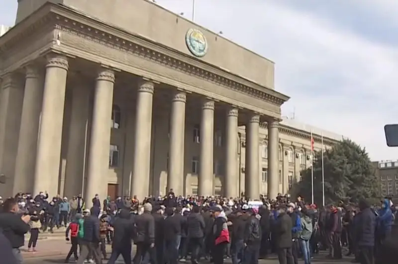 Собравшиеся перед зданием правительства в Бишкеке потребовали выдать им оружие