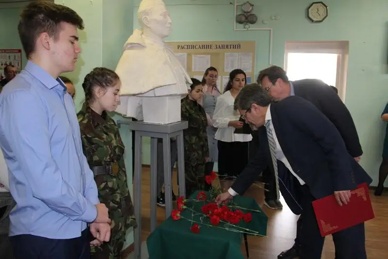 Бюст героя-казахстанца Садыка Джумабаева открыли в российской школе