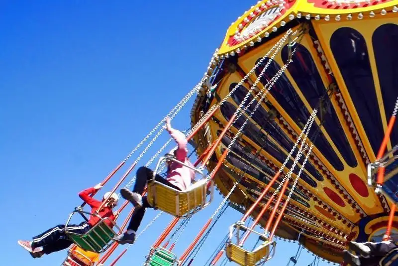 Восемь детей упали с аттракциона в Уральске