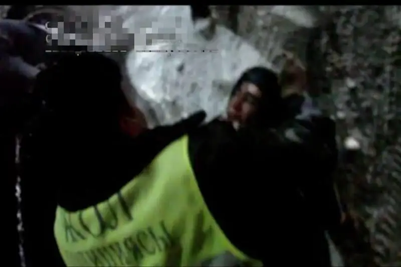 Потерявшему сознание за рулем водителю помогли туркестанские полицейские