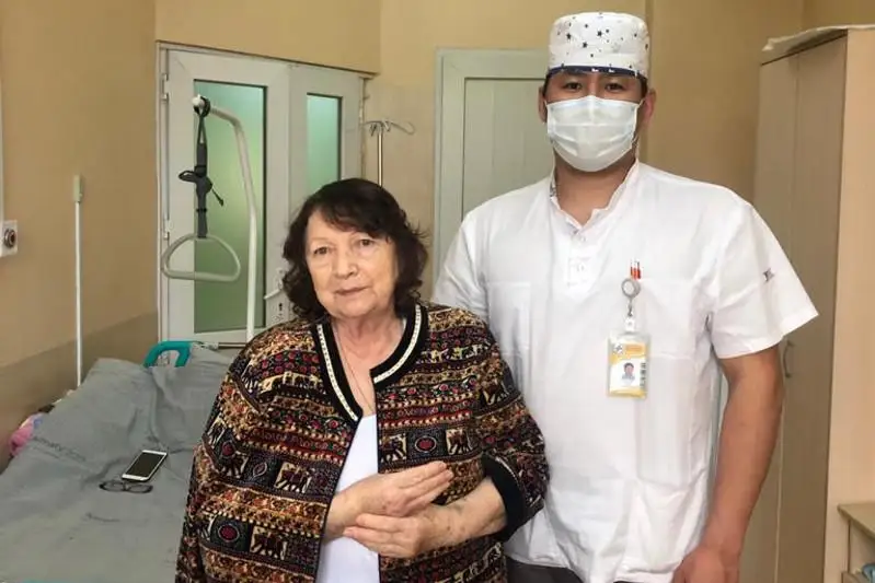 Пожилой женщине реконструировали плечевую кость ортохирурги Алматы