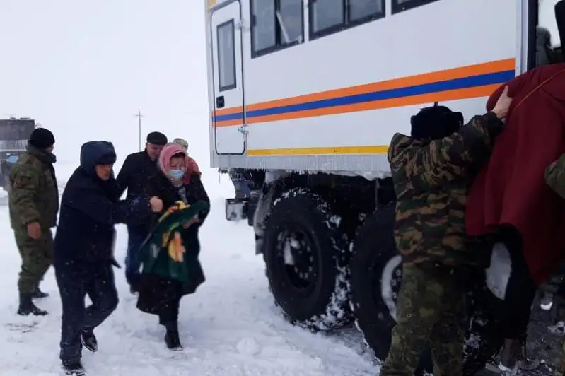 33 человека спасли из снежного заноса на дороге в Туркестанской области
