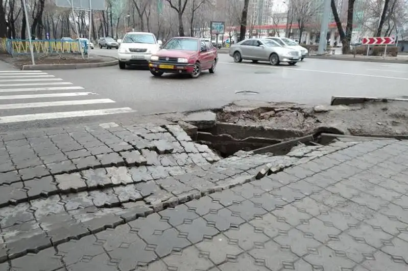Алматинцы пожаловались на огромную яму в центре города