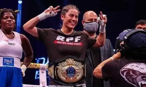 Фируза Шарипова нокаутировала россиянку и выиграла 13-й бой в профи