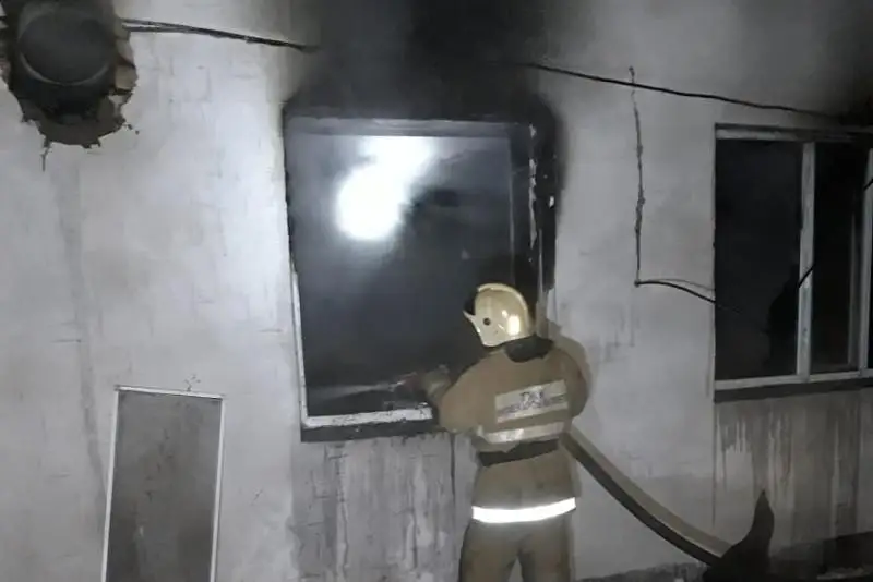 Магазин-пекарня в двухэтажном доме загорелся в ВКО