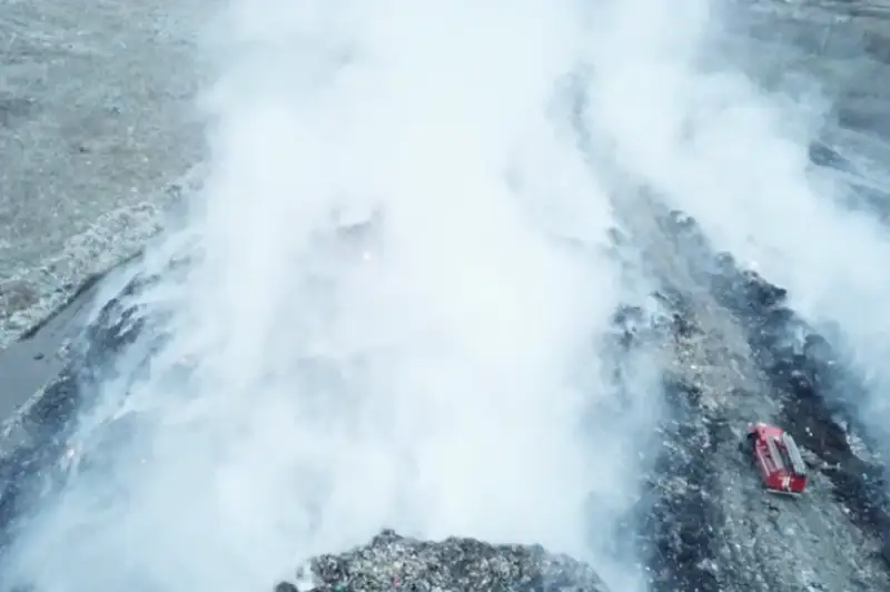 Второй день тушат пожар на городской свалке Усть-Каменогорска