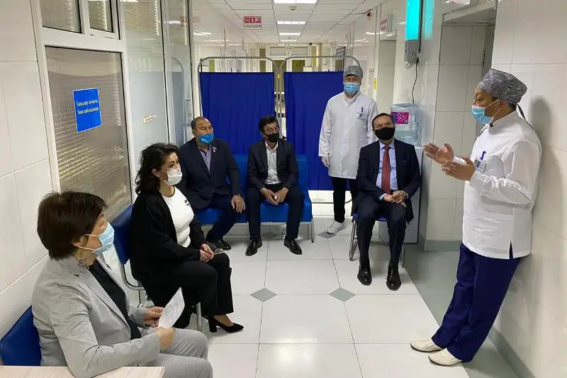 Депутаты маслихата и члены общественного совета Алматы получили вакцину от КВИ