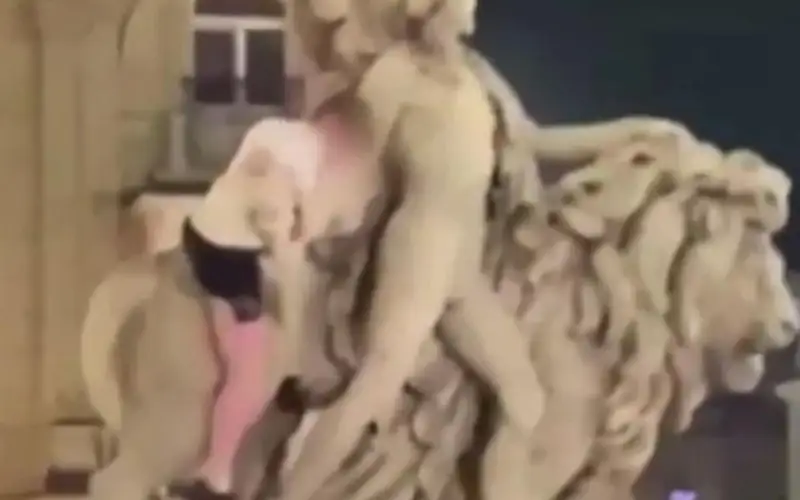 Ирландиялик сайёҳ Брюсселдаги тарихий бино олдидаги ҳайкалга 3 йиллик 150 миллион долларлик реставрациядан сўнг очилганидан бир кун ўтиб шикастлади, дея хабар беради Кazinform New York Postга таяниб.