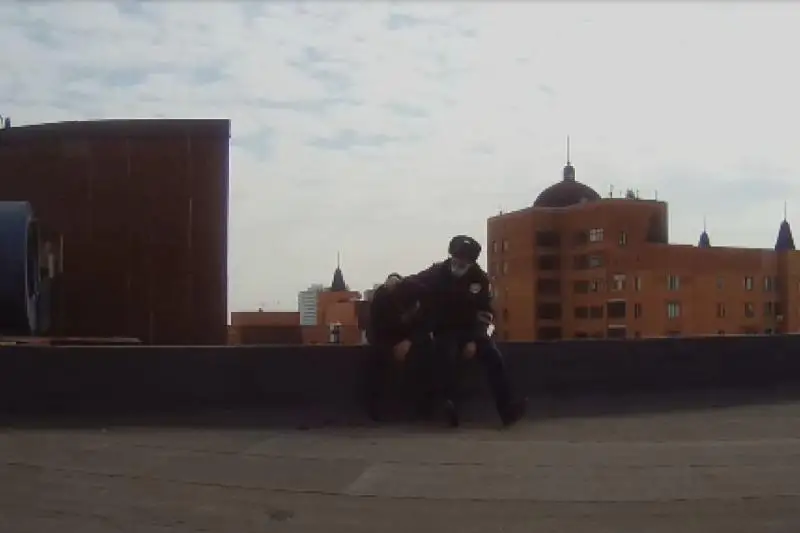 Мужчина пытался спрыгнуть с крыши 13-этажки в Нур-Султане