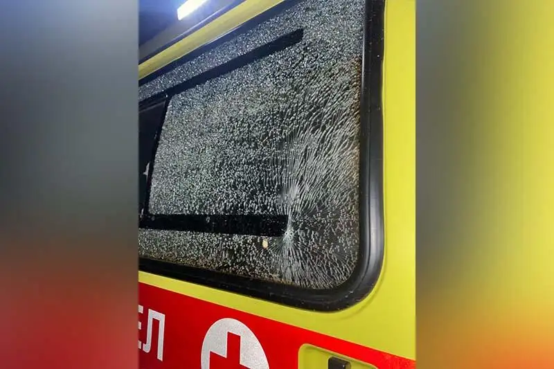 По факту повреждения стекла в машине скорой помощи возбудили дело в Акмолинской области