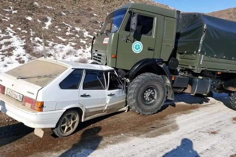 ДТП с большегрузом в ВКО: пострадали четверо взрослых и двое детей