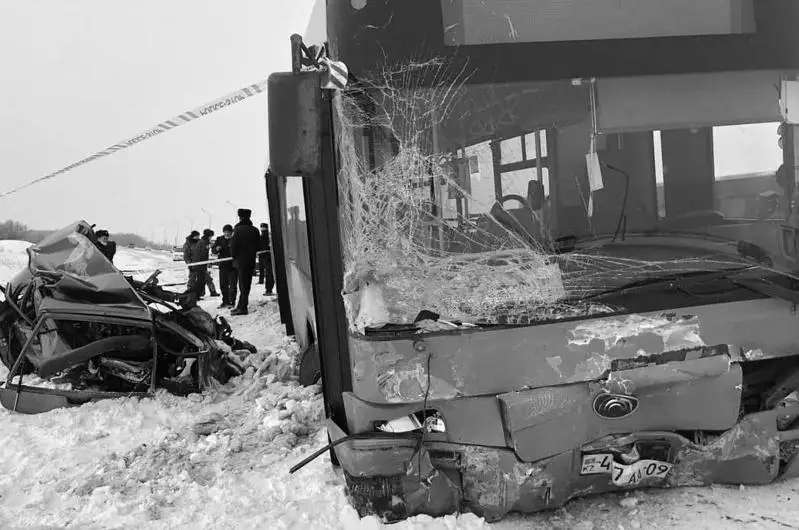Пассажир автомобиля скончался при ДТП с маршрутным автобусом в Караганде