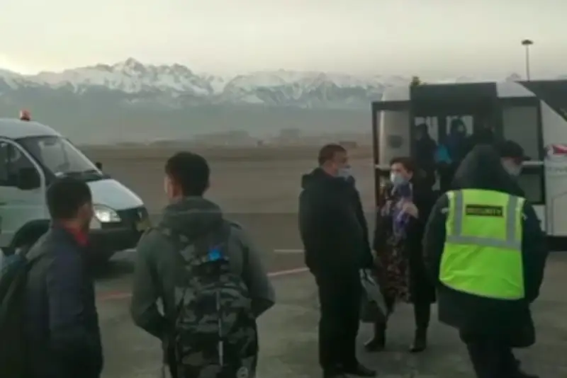 В авиакомпании Fly Arystan назвали причину экстренной посадки самолета в Алматы