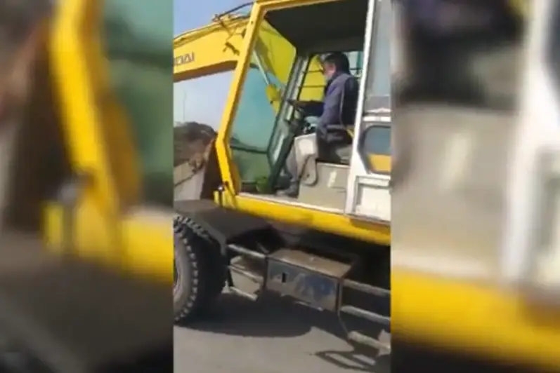 Пьяным управлял экскаватором водитель в Алматы