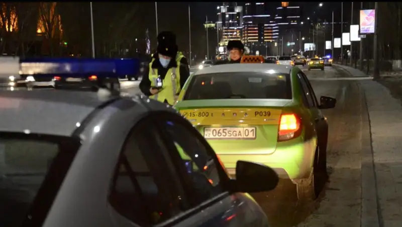 За сутки полицейские столицы выявили около 200 нарушений водителями такси