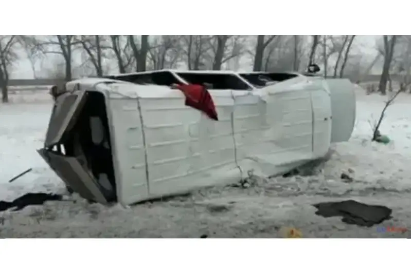 Микроавтобус с сотрудниками роддома перевернулся в Алматинской области