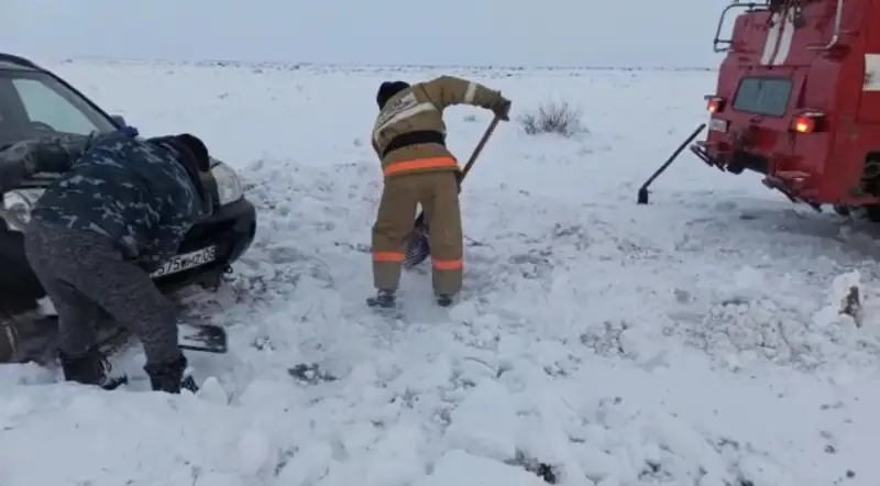 Более 20 человек спасли на заснеженных трассах жамбылские спасатели