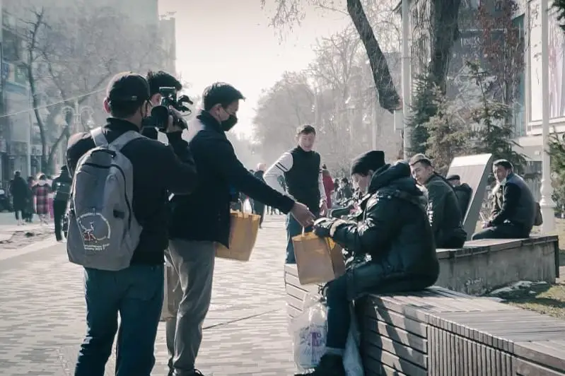 Марафон добрых дел - бездомным в Алматы раздали горячую еду