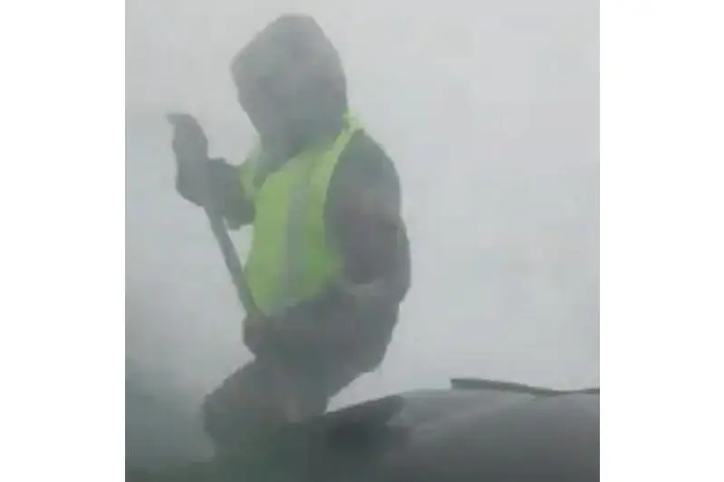 Полтора часа откапывали застрявший на трассе внедорожник акмолинские полицейские