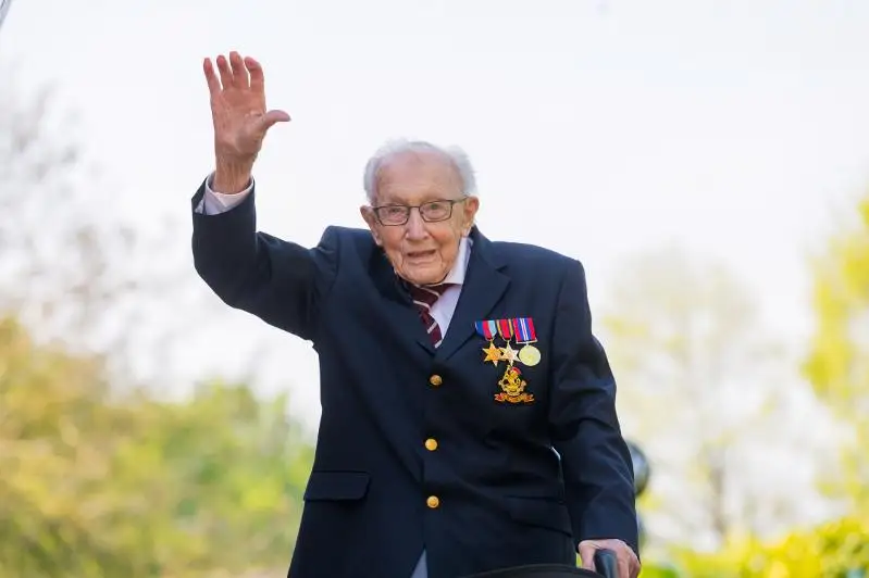 Великобритания скорбит по 100-летнему ветерану, собравшему крупную сумму денег в период карантина