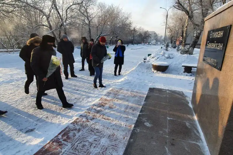 Цветы к памятнику А.Бокейхана возложили представители партии «ADAL»