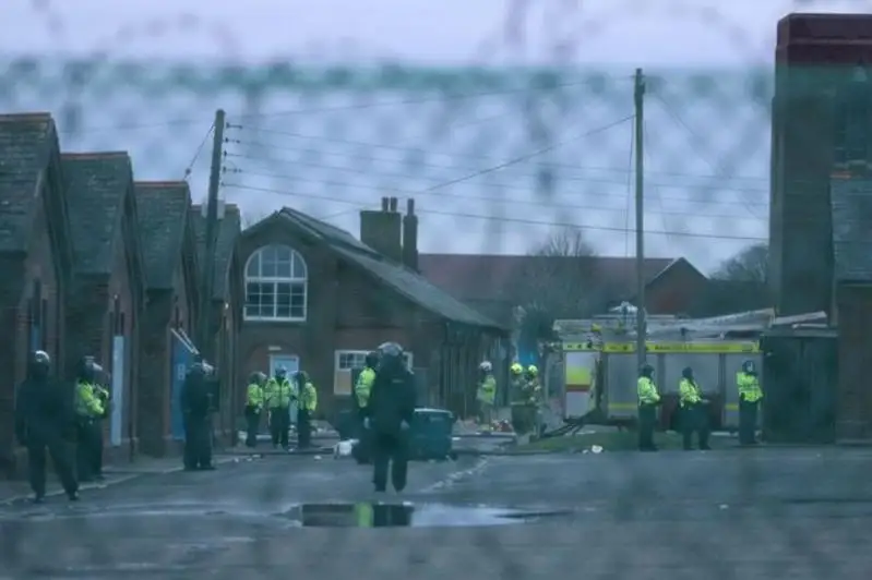 Бунт и пожар вспыхнули в центре содержания мигрантов в Англии