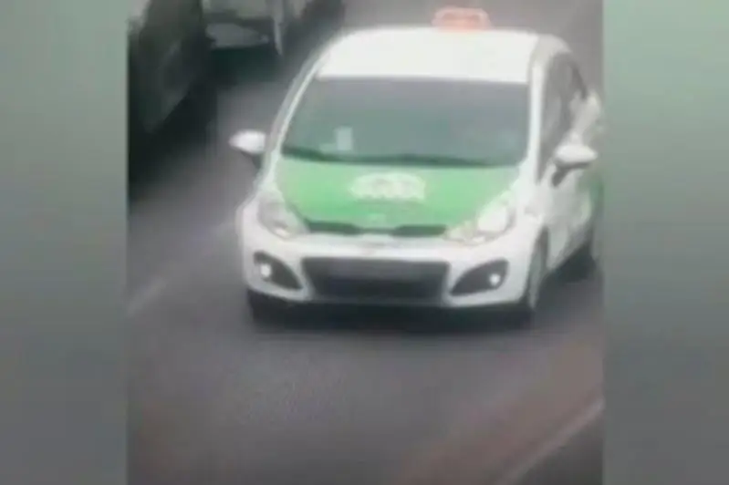 В столице водитель такси в час пик ехал по встречной полосе