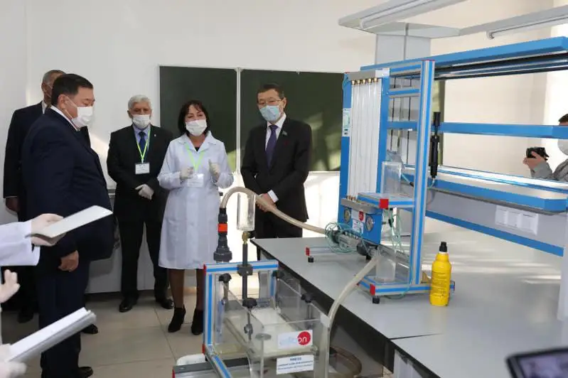 Сенаторы посетили Центр перинатологии и аграрный вуз в Алматы