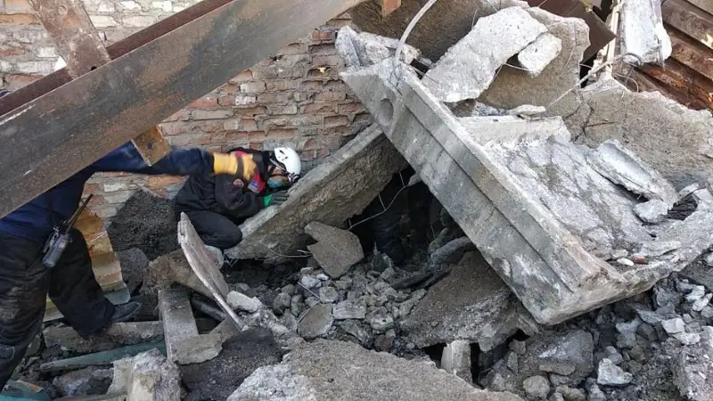 Обрушение здания произошло в индустриальной зоне в Шымкенте: есть погибшие