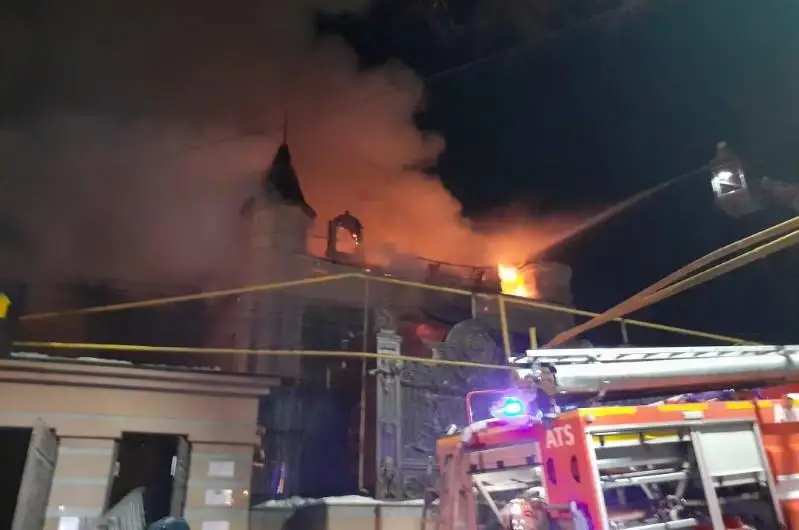 Двухэтажное здание загорелось в Алматы