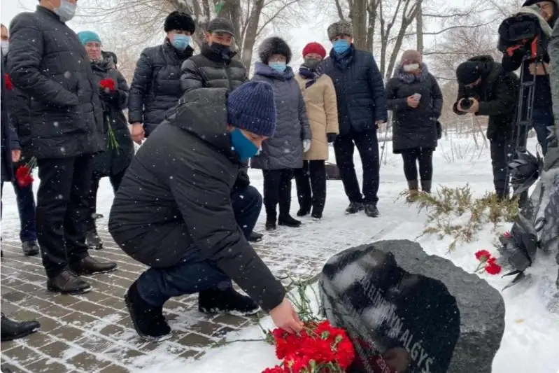 Цветы возложили у скульптурной композиции «Қазақ еліне мың алғыс» в Караганде