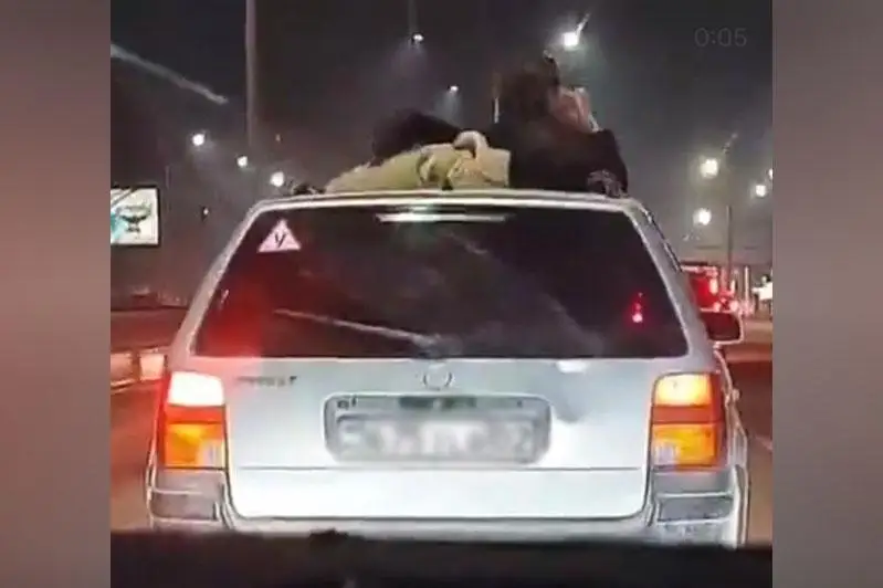 Девушек, высунувшихся в люк авто, сняли на видео в Алматы: водителя наказали