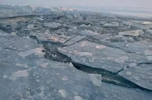 «Банкет» рыбаков на льду реки Урал пресекли полицейские