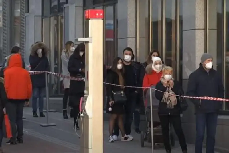 Коронавирус в мире: Франция ускоряет темпы вакцинации, британские школьники возвращаются за парты