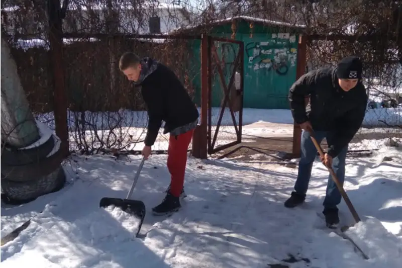 Пожилые люди поблагодарили волонтеров за помощь в очистке дворов в Алматы