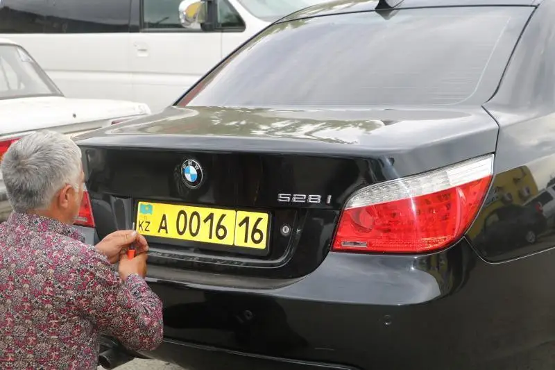 Обязательно ли менять госномер автомобиля при  переезде в другой город