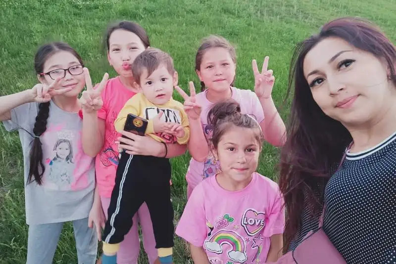 Многодетная мама в погонах из Тараза взяла под опеку четверых сирот