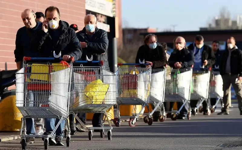 В крупные магазины Бельгии создались очереди перед очередным локдауном