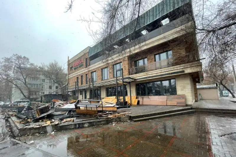 Летнюю террасу известного кафе снесли в Алматы