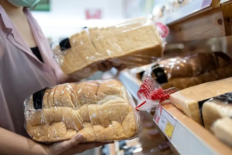 Костанайскую предпринимательницу оштрафовали за две булки нефасованного хлеба