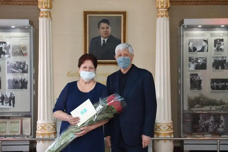 Президент Казахстана поздравил с 8 Марта своего учителя из Алматинской области