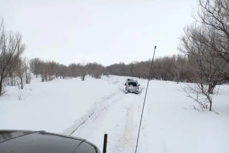 Из снежного плена вызволили автомобиль с рыбаками в ВКО