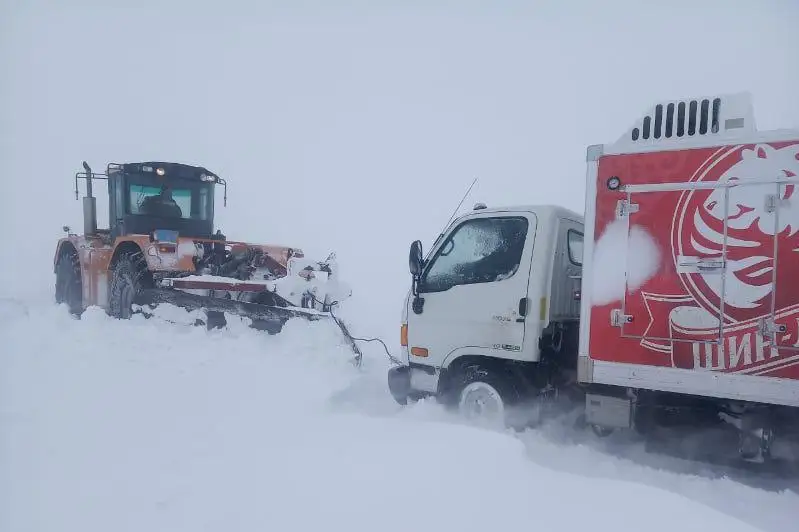 За сутки на автодорогах РК из снежных заносов вызволено 64 единицы техники, спасено 125 человек