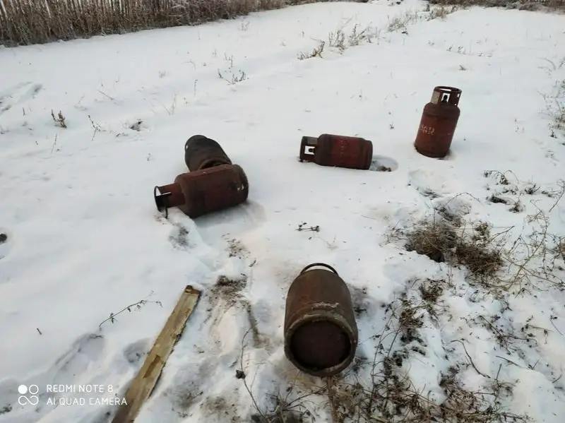 Пожарные вынесли пять газовых баллонов из огня в Павлодаре