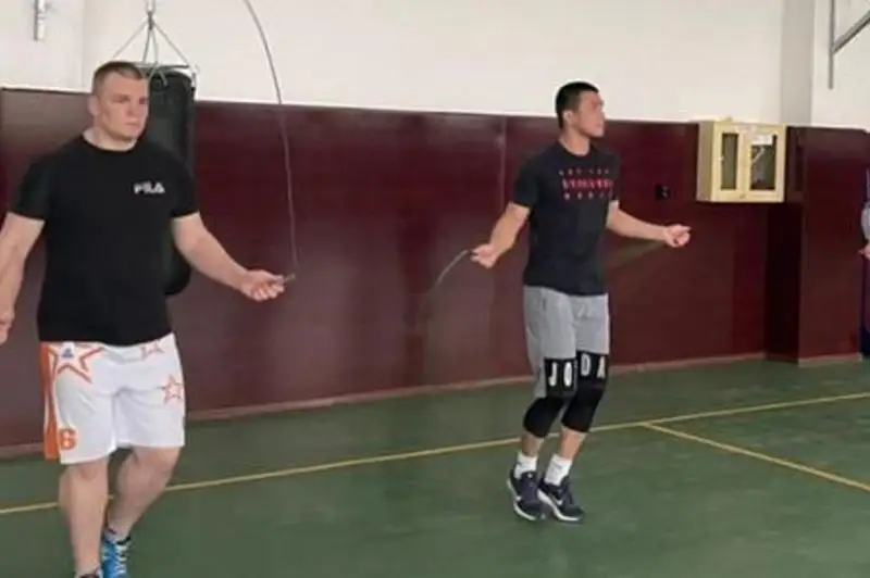 Непобежденные казахстанские боксеры проведут бои в Новосибирске